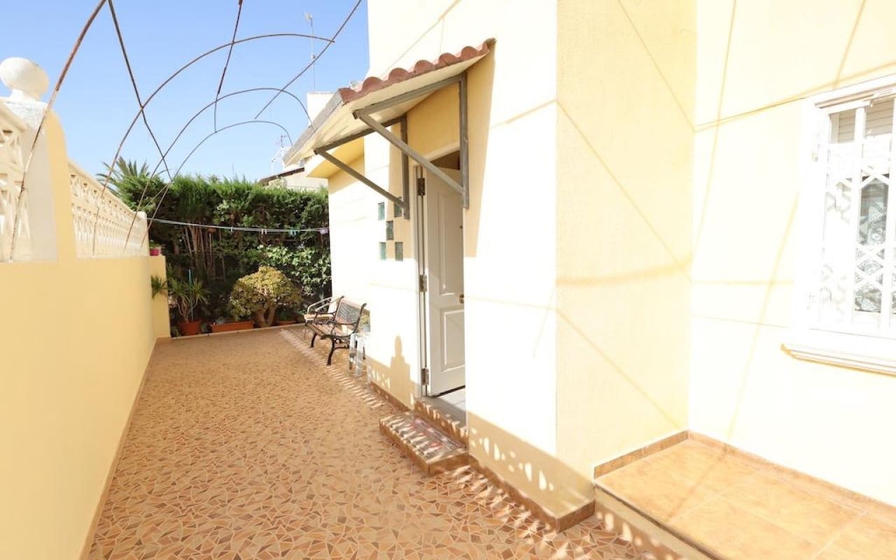 4 soveværelse Villa til salg i Playa Flamenca med swimmingpool - € 555.000 (Ref: 9913707)