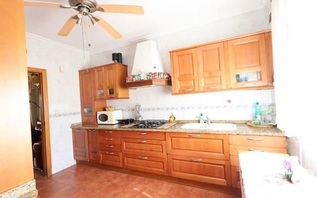 4 makuuhuone Huvila myytävänä paikassa Playa Flamenca, Orihuela mukana uima-altaan - 555 000 € (Ref: 9913707)
