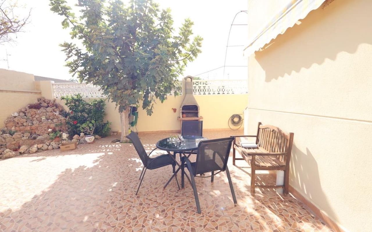 4 soveværelse Villa til salg i Playa Flamenca med swimmingpool - € 555.000 (Ref: 9913707)