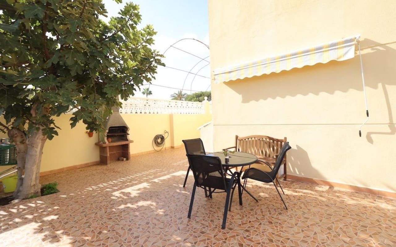 4 soveværelse Villa til salg i Playa Flamenca med swimmingpool - € 555.000 (Ref: 9913707)