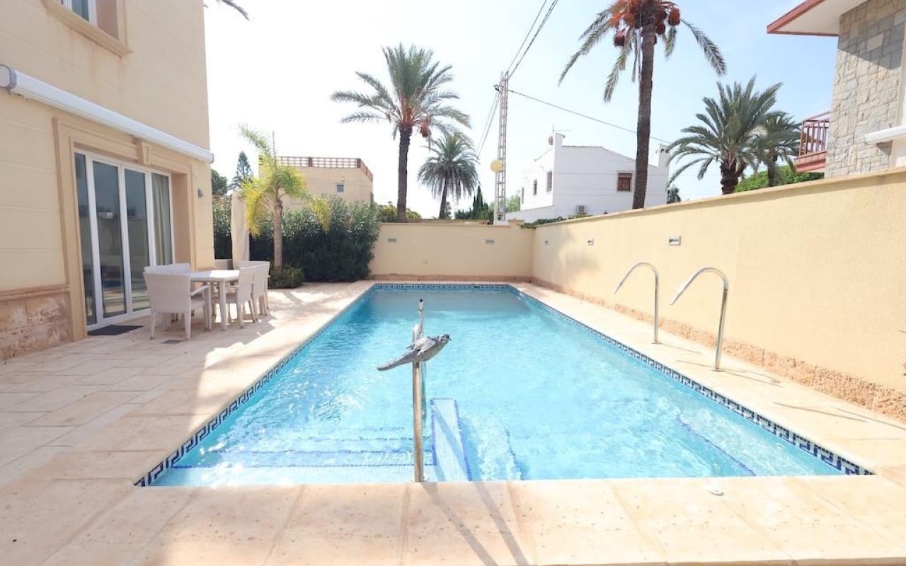 4 sovrum Villa till salu i Cabo Roig med pool - 990 000 € (Ref: 9913709)