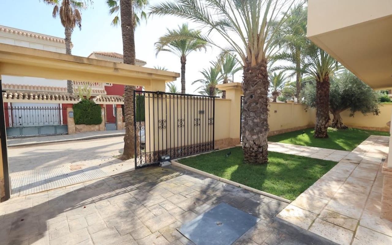 4 sovrum Villa till salu i Cabo Roig med pool - 990 000 € (Ref: 9913709)