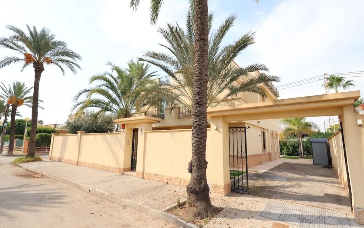 4 sovrum Villa till salu i Cabo Roig med pool - 990 000 € (Ref: 9913709)