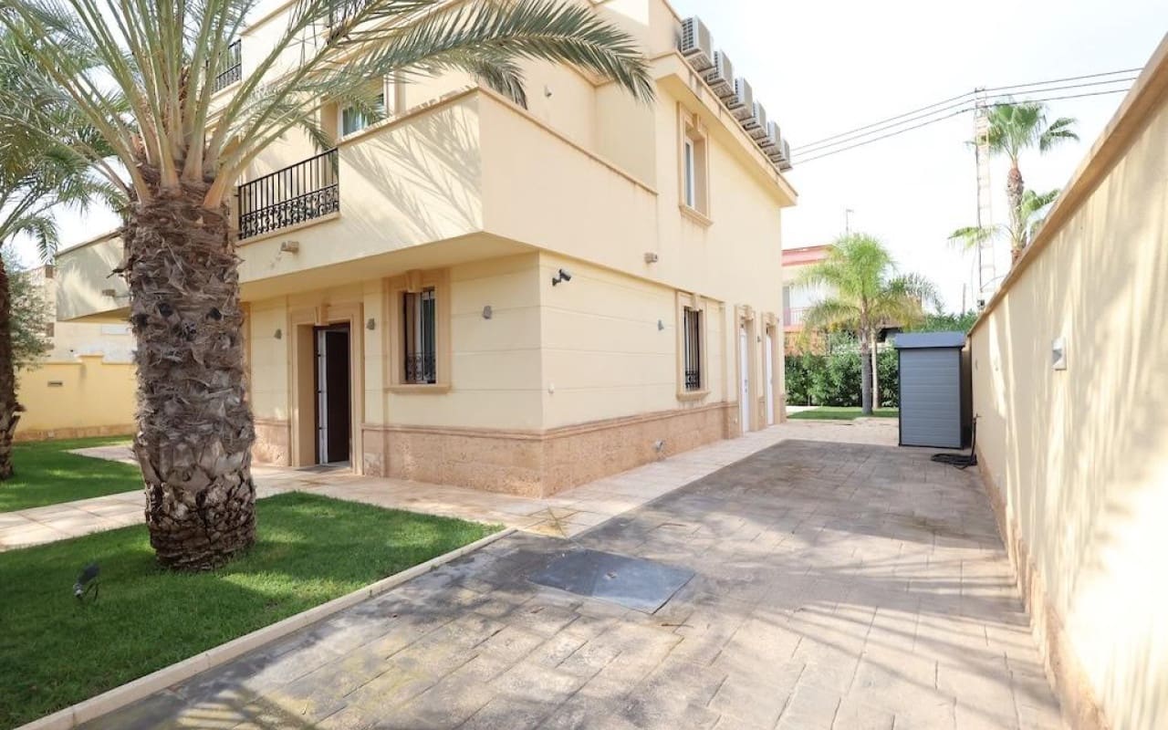 4 sovrum Villa till salu i Cabo Roig med pool - 990 000 € (Ref: 9913709)