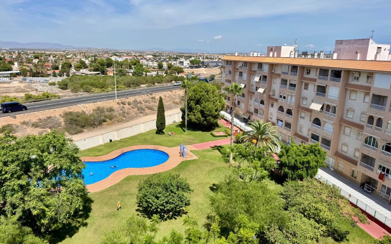2 sypialnia Penthouse na sprzedaż w Torrevieja z basenem - 140 000 € (Ref: 9913712)