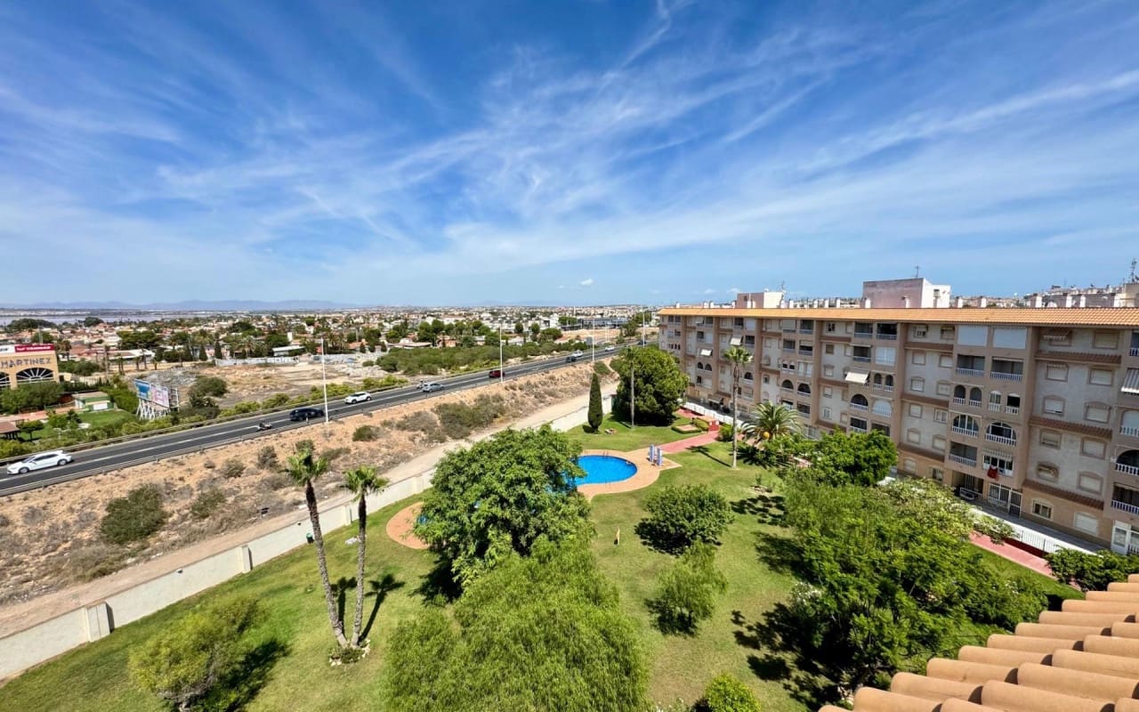 2 sypialnia Penthouse na sprzedaż w Torrevieja z basenem - 140 000 € (Ref: 9913712)