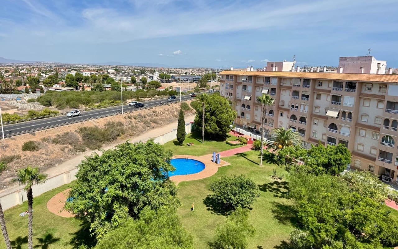 2 sypialnia Penthouse na sprzedaż w Torrevieja z basenem - 140 000 € (Ref: 9913712)