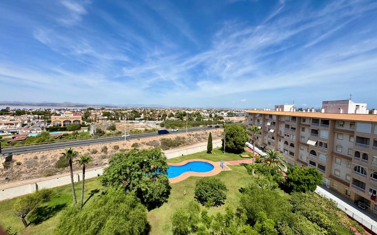 2 sypialnia Penthouse na sprzedaż w Torrevieja z basenem - 140 000 € (Ref: 9913712)