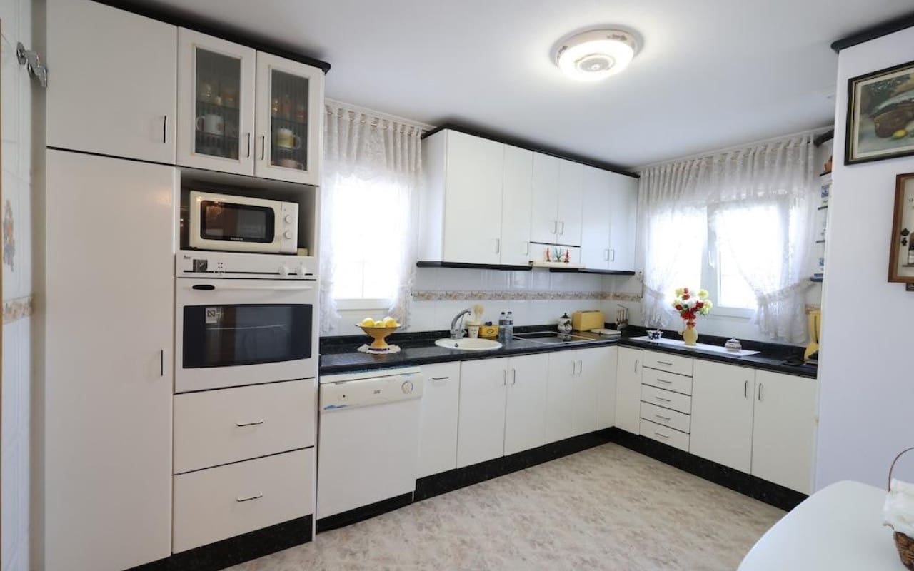 Chalet de 5 habitaciones en Villamartin en venta con piscina - 830.000 € (Ref: 9913714)