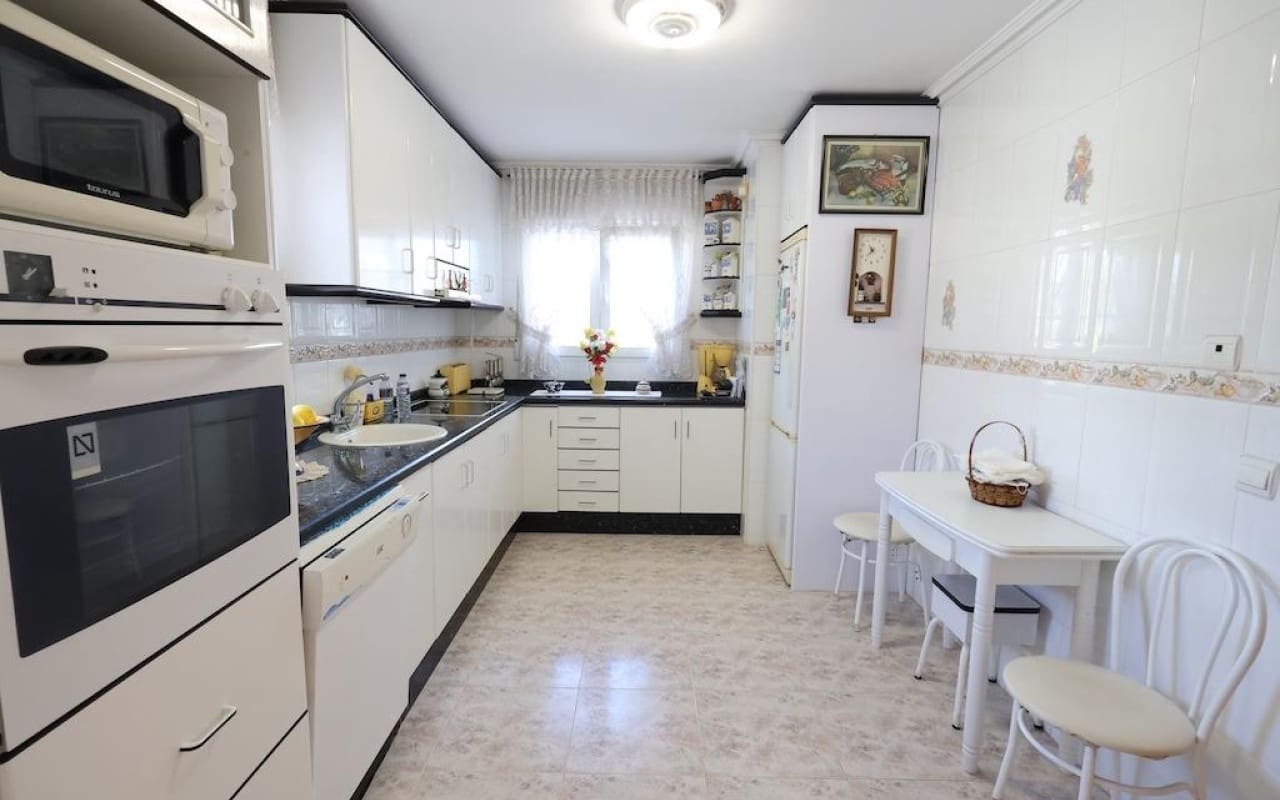 Chalet de 5 habitaciones en Villamartin en venta con piscina - 830.000 € (Ref: 9913714)