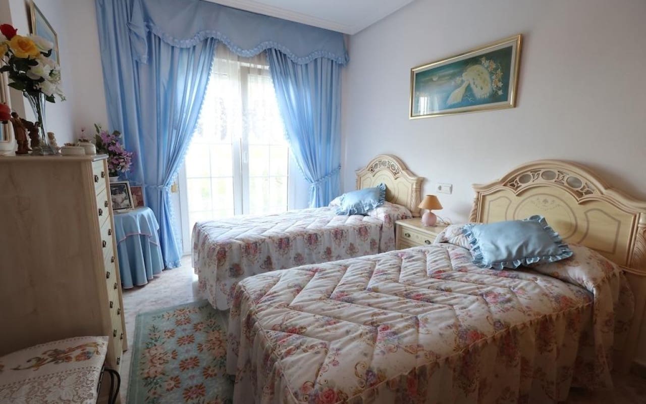 Chalet de 5 habitaciones en Villamartin en venta con piscina - 830.000 € (Ref: 9913714)