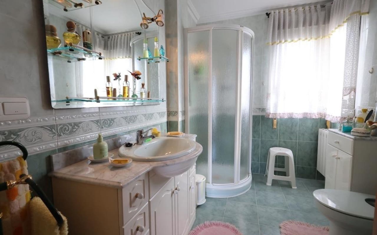Chalet de 5 habitaciones en Villamartin en venta con piscina - 830.000 € (Ref: 9913714)