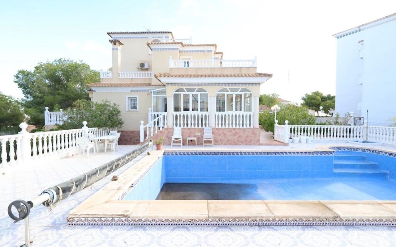 Chalet de 5 habitaciones en Villamartin en venta con piscina - 830.000 € (Ref: 9913714)