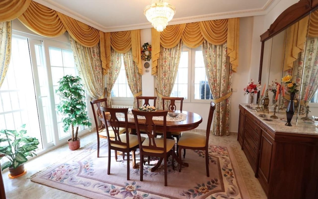Chalet de 5 habitaciones en Villamartin en venta con piscina - 830.000 € (Ref: 9913714)