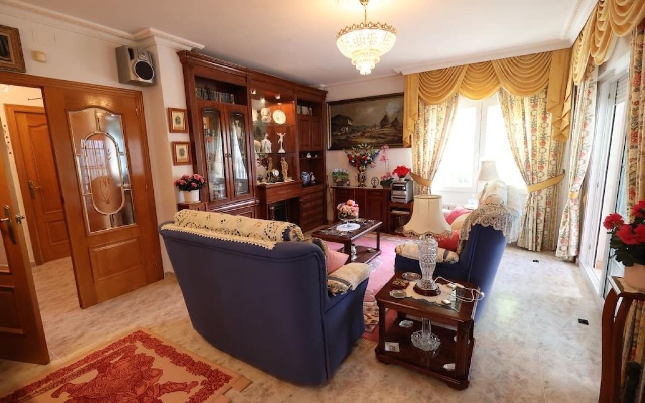Chalet de 5 habitaciones en Villamartin en venta con piscina - 830.000 € (Ref: 9913714)