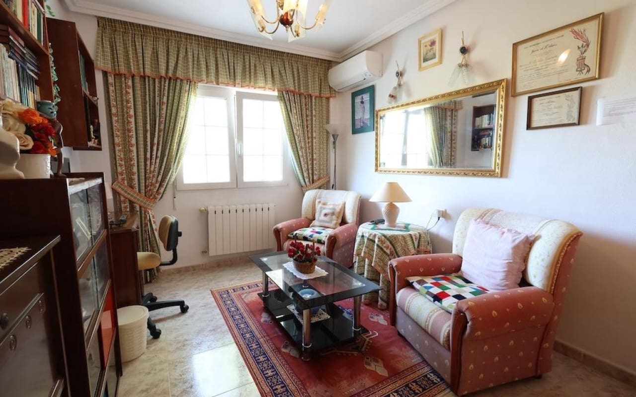 Chalet de 5 habitaciones en Villamartin en venta con piscina - 830.000 € (Ref: 9913714)