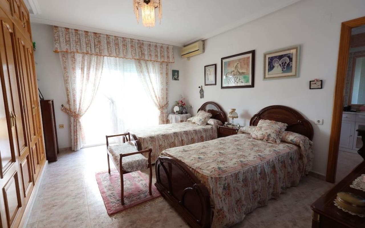 Chalet de 5 habitaciones en Villamartin en venta con piscina - 830.000 € (Ref: 9913714)