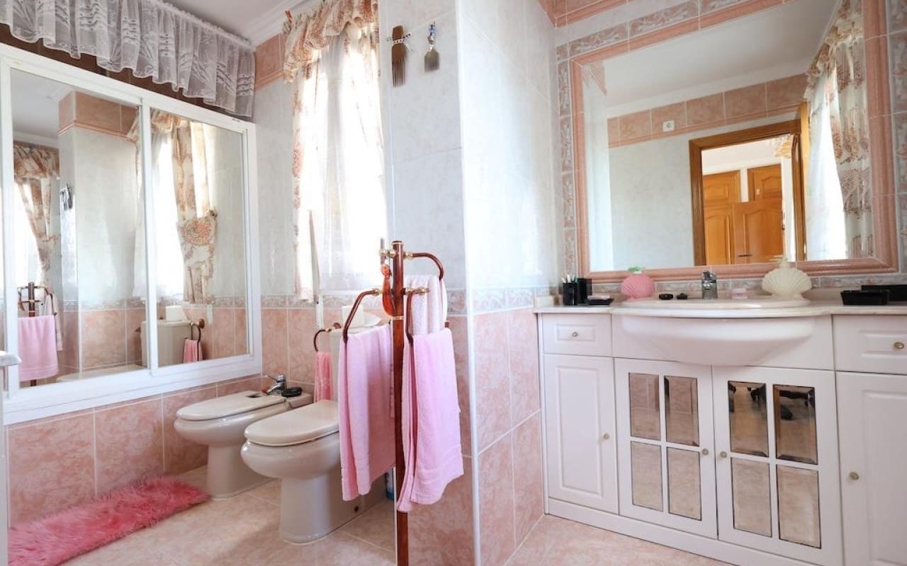 Chalet de 5 habitaciones en Villamartin en venta con piscina - 830.000 € (Ref: 9913714)