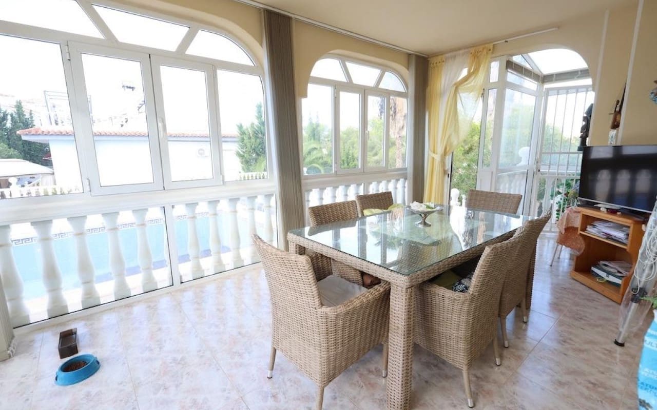 Chalet de 5 habitaciones en Villamartin en venta con piscina - 830.000 € (Ref: 9913714)