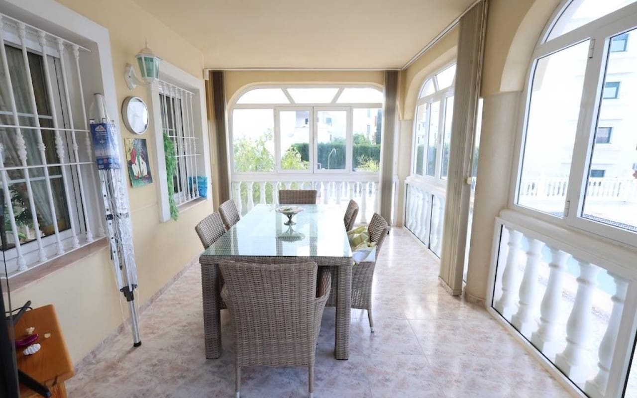 Chalet de 5 habitaciones en Villamartin en venta con piscina - 830.000 € (Ref: 9913714)