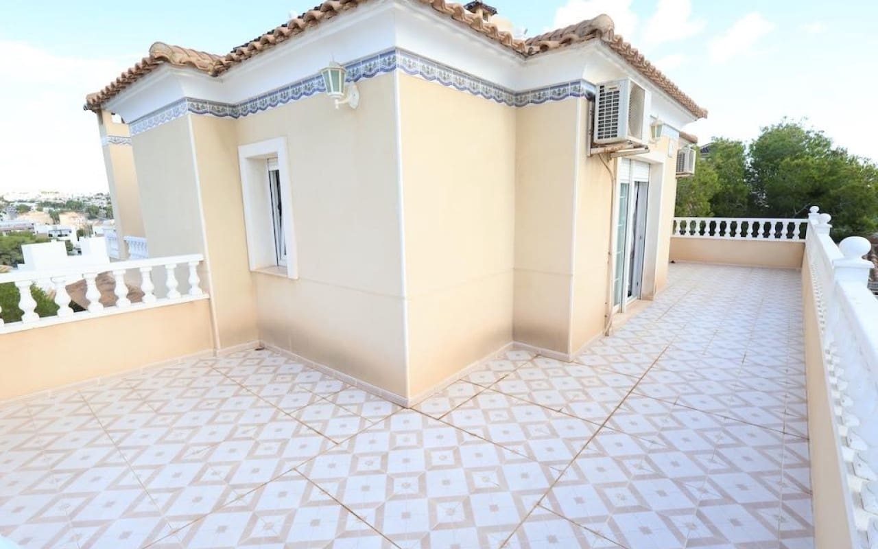 Chalet de 5 habitaciones en Villamartin en venta con piscina - 830.000 € (Ref: 9913714)