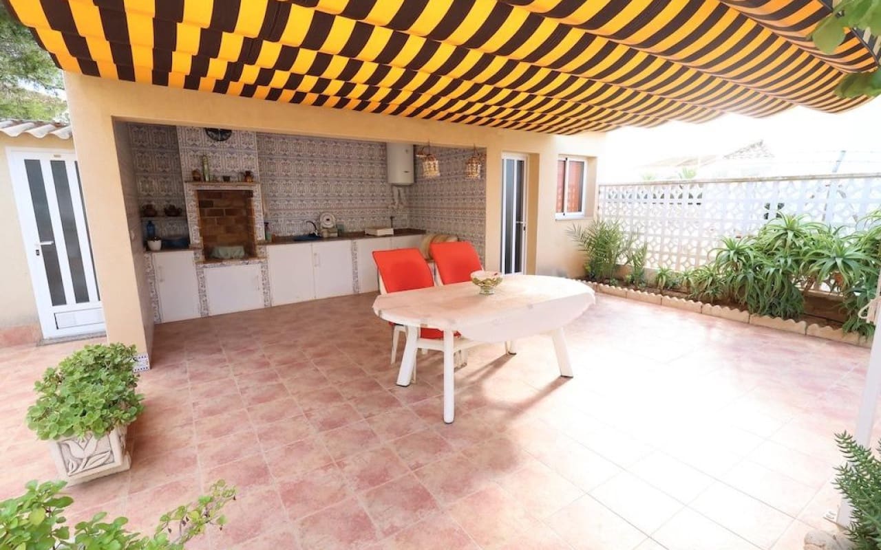 Chalet de 5 habitaciones en Villamartin en venta con piscina - 830.000 € (Ref: 9913714)