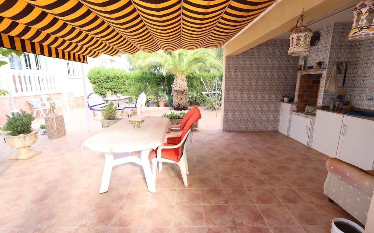 Chalet de 5 habitaciones en Villamartin en venta con piscina - 830.000 € (Ref: 9913714)