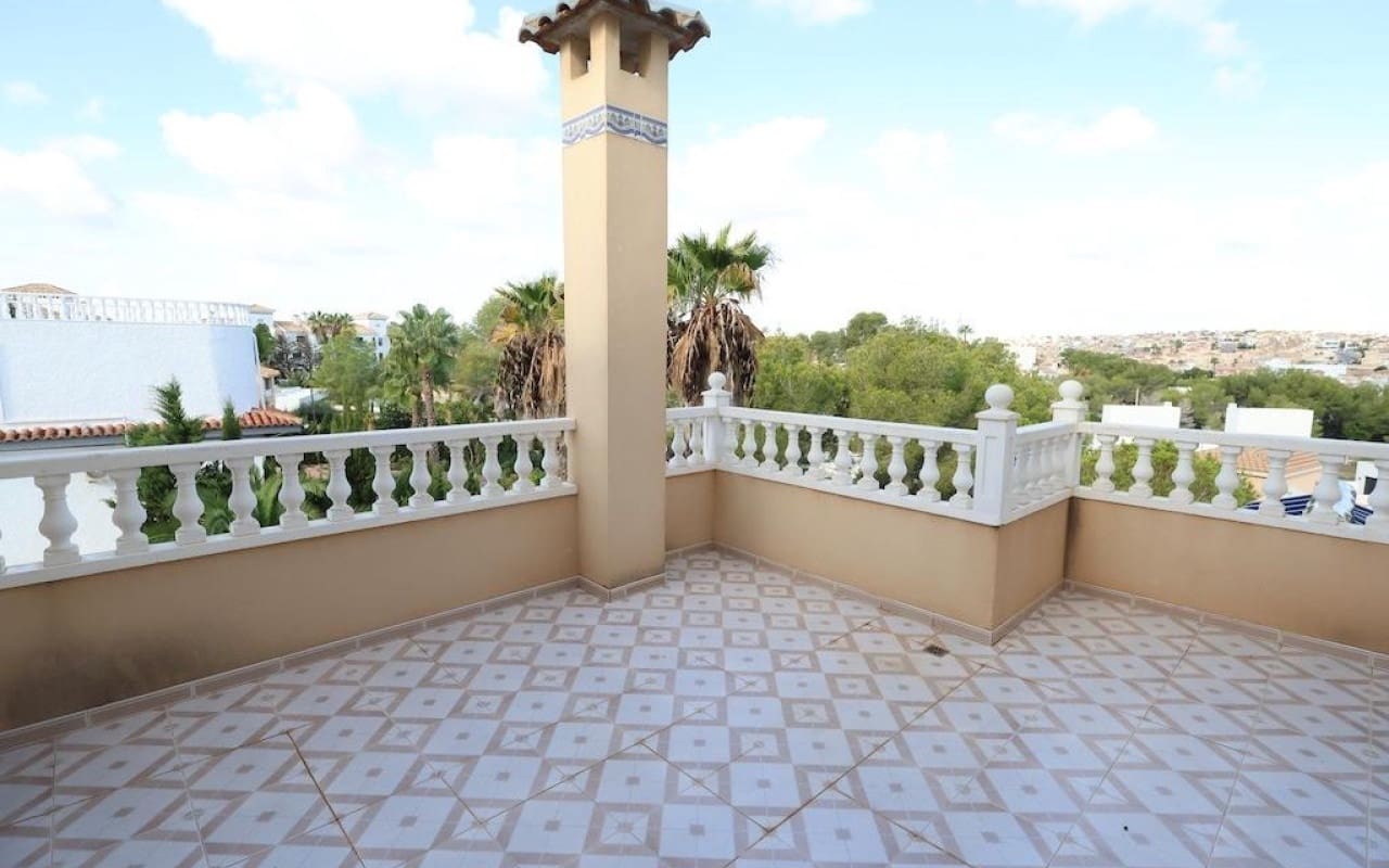 Chalet de 5 habitaciones en Villamartin en venta con piscina - 830.000 € (Ref: 9913714)