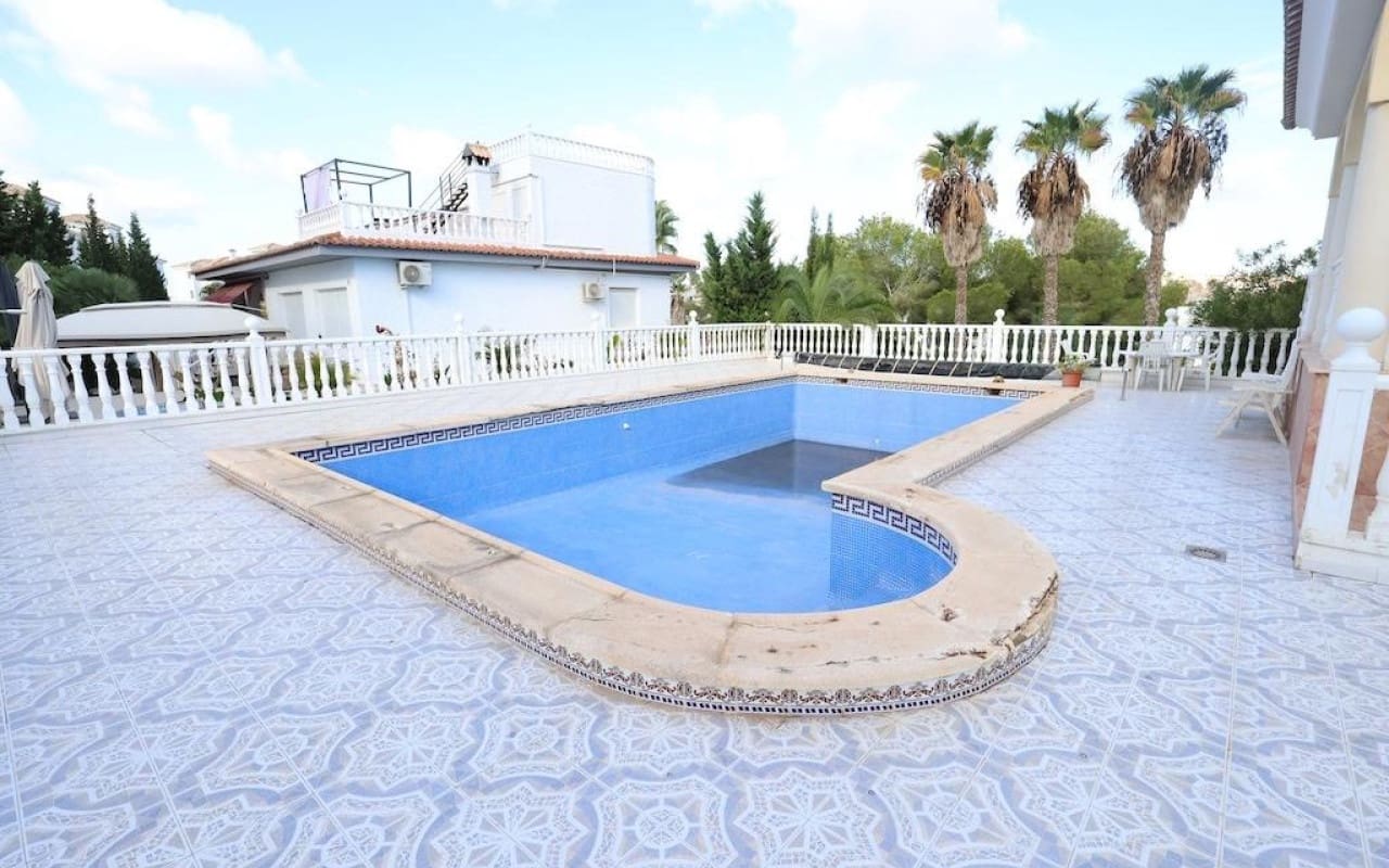 Chalet de 5 habitaciones en Villamartin en venta con piscina - 830.000 € (Ref: 9913714)