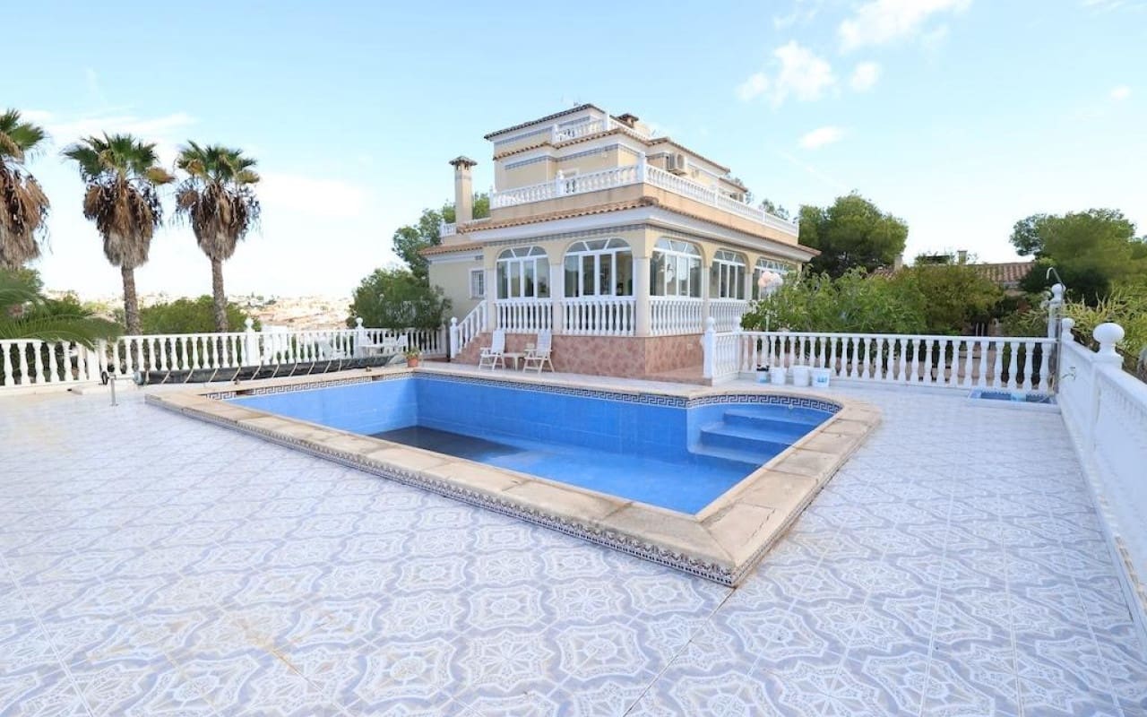 Chalet de 5 habitaciones en Villamartin en venta con piscina - 830.000 € (Ref: 9913714)