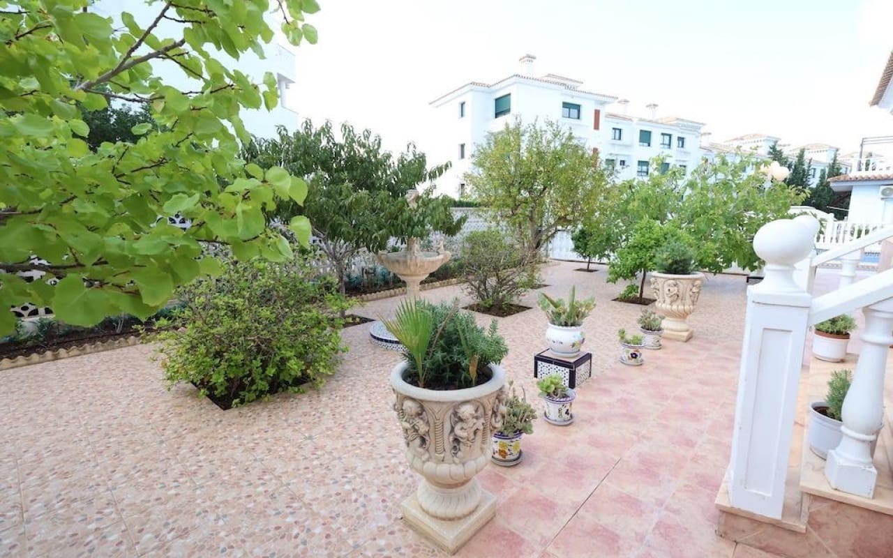 Chalet de 5 habitaciones en Villamartin en venta con piscina - 830.000 € (Ref: 9913714)