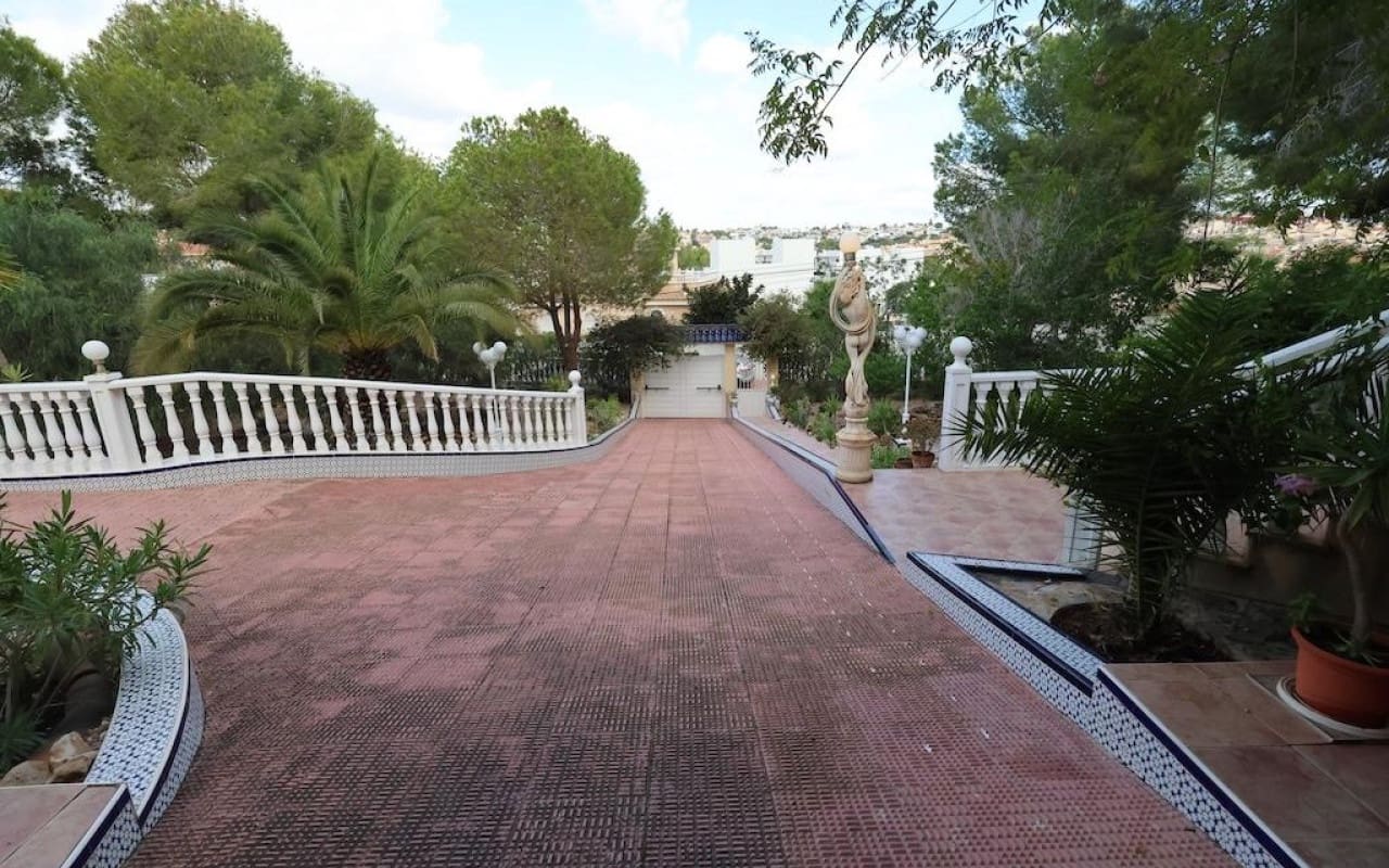 Chalet de 5 habitaciones en Villamartin en venta con piscina - 830.000 € (Ref: 9913714)