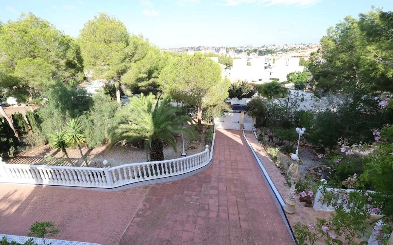 Chalet de 5 habitaciones en Villamartin en venta con piscina - 830.000 € (Ref: 9913714)