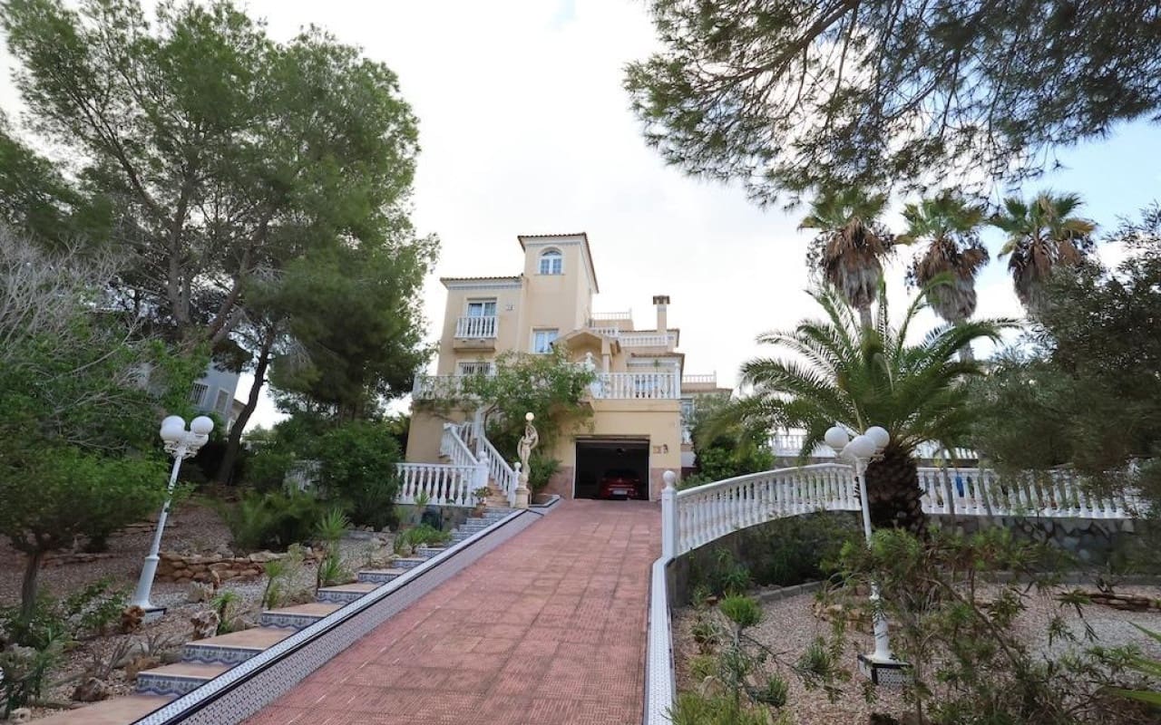 Chalet de 5 habitaciones en Villamartin en venta con piscina - 830.000 € (Ref: 9913714)