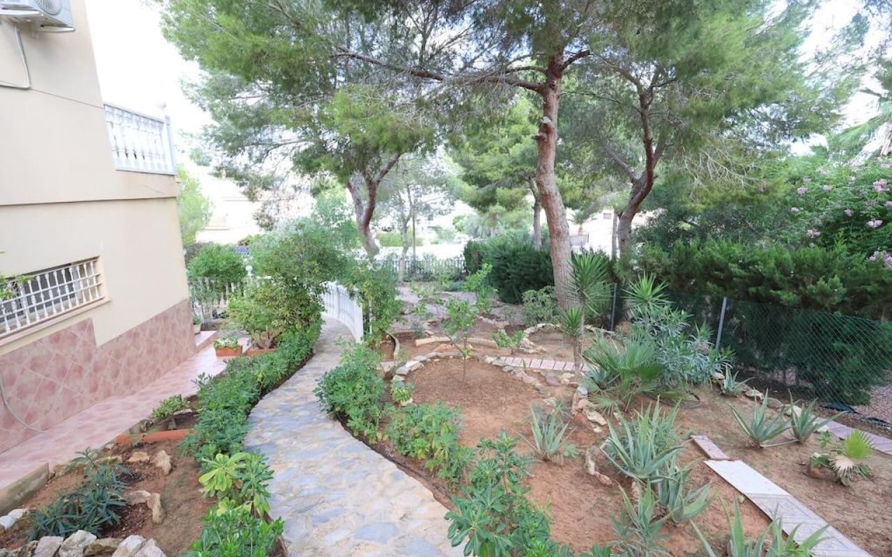 Chalet de 5 habitaciones en Villamartin en venta con piscina - 830.000 € (Ref: 9913714)