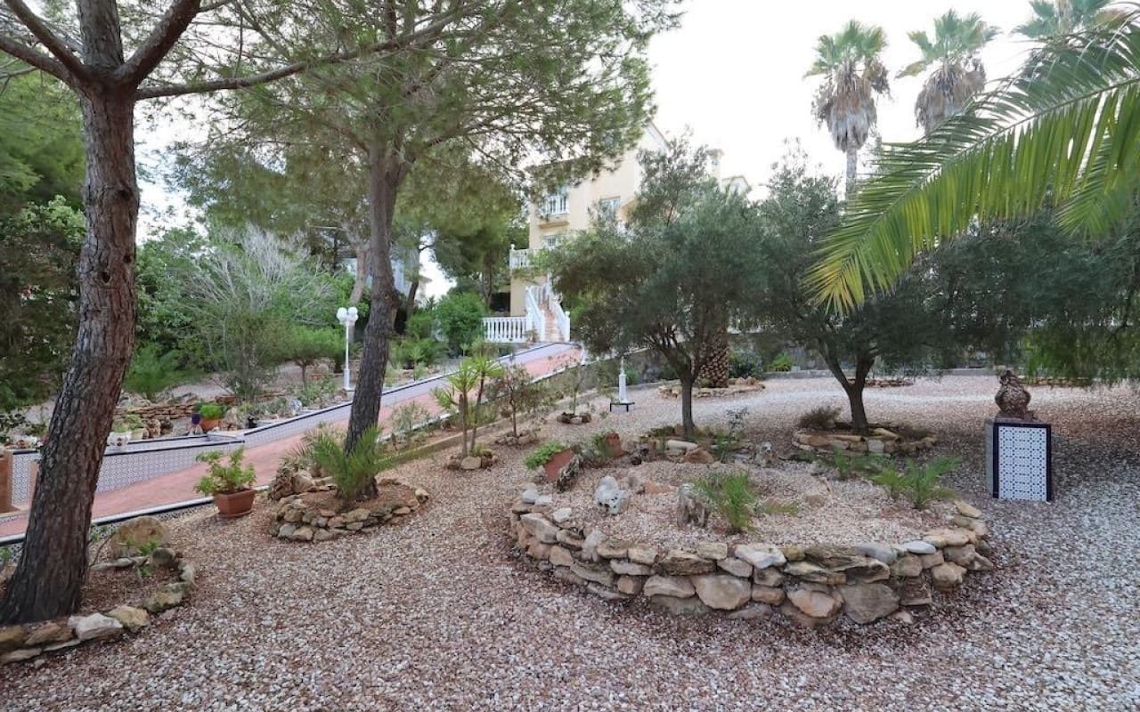 Chalet de 5 habitaciones en Villamartin en venta con piscina - 830.000 € (Ref: 9913714)