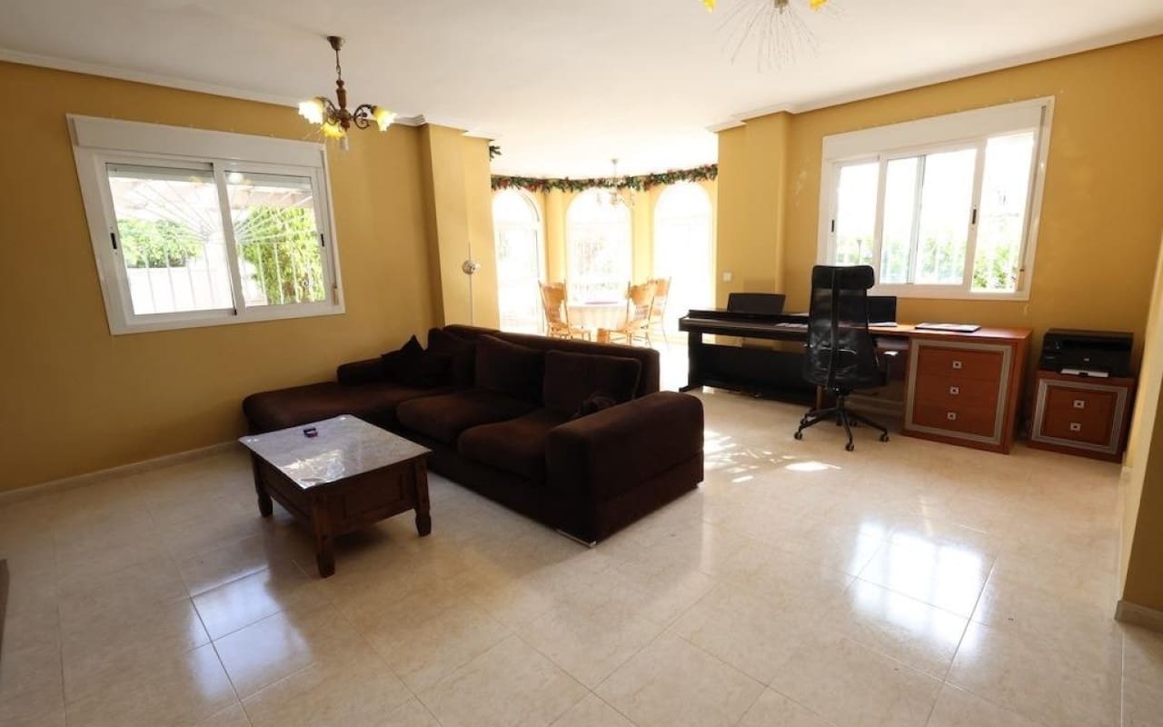 Chalet de 5 habitaciones en Doña Pepa en venta con piscina - 340.000 € (Ref: 9913726)