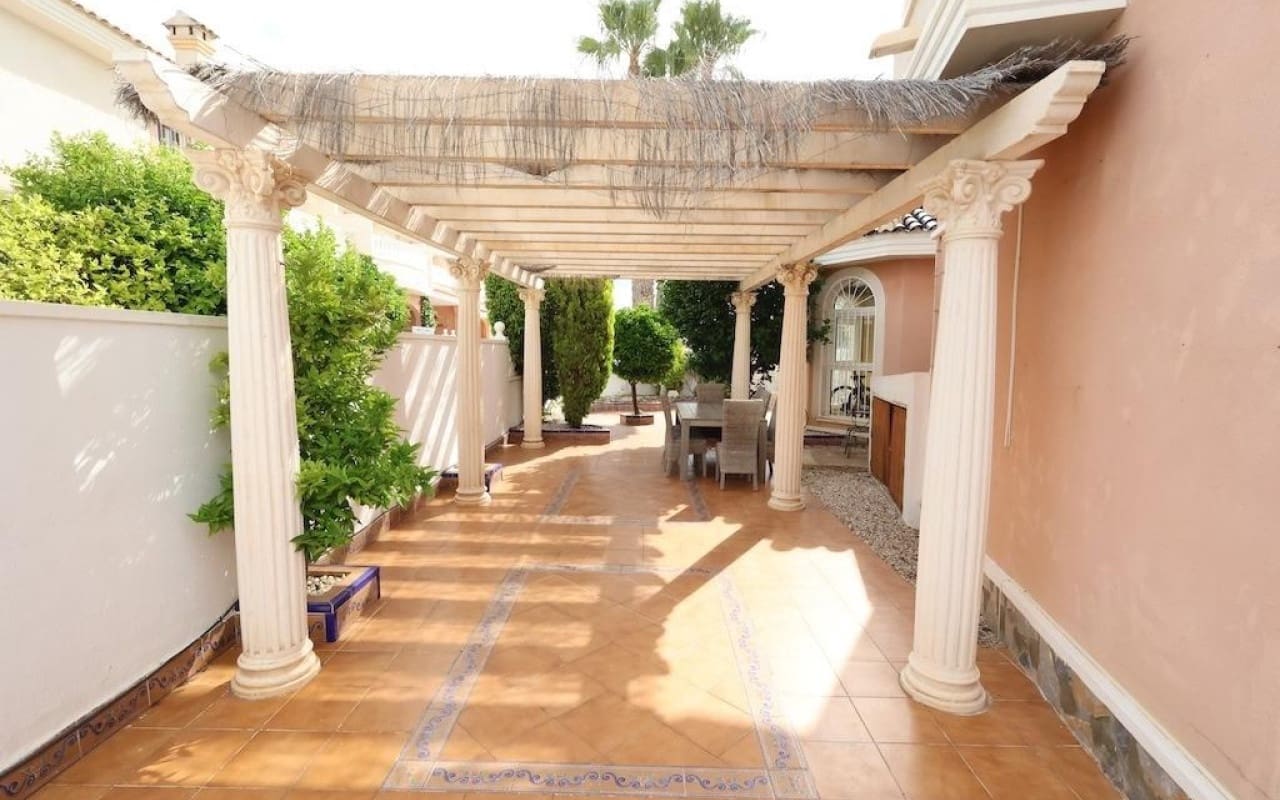 Chalet de 5 habitaciones en Doña Pepa en venta con piscina - 340.000 € (Ref: 9913726)