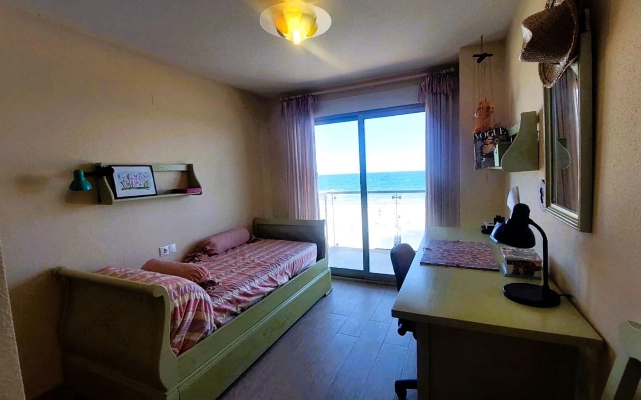 4 chambre Appartement de Plage à vendre à Torrevieja avec piscine - 650 000 € (Ref: 9913730)