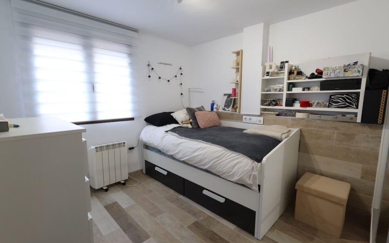 4 slaapkamer Halfvrijstaande villa te koop in Cabo Roig - € 330.000 (Ref: 9913741)