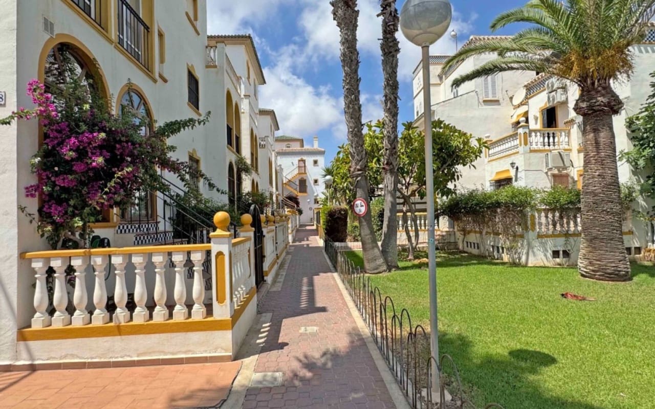 3 bedroom Townhouse for sale in La Mata with pool - € 269,000 (Ref: 9927836)