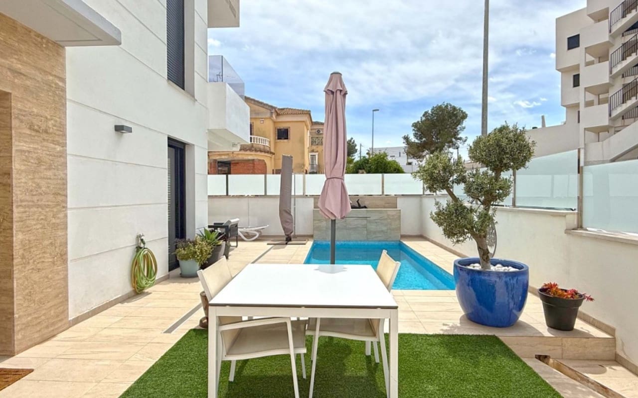3 makuuhuone Huvila myytävänä paikassa Villamartin mukana uima-altaan - 495 000 € (Ref: 9927840)