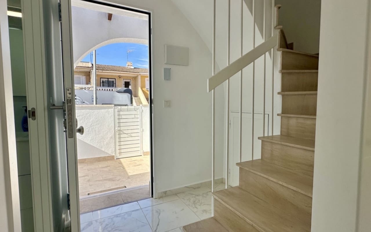 3 Zimmer Haus zu verkaufen in Torrevieja mit Pool - 229.000 € (Ref: 9927841)