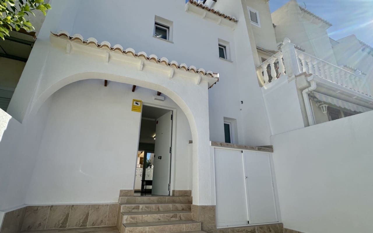 3 Zimmer Haus zu verkaufen in Torrevieja mit Pool - 229.000 € (Ref: 9927841)
