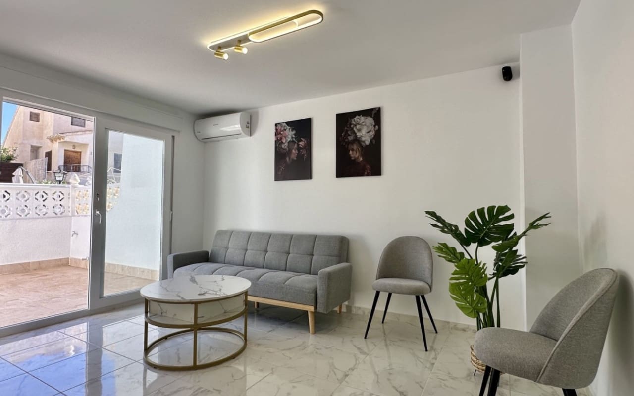 3 Zimmer Haus zu verkaufen in Torrevieja mit Pool - 229.000 € (Ref: 9927841)