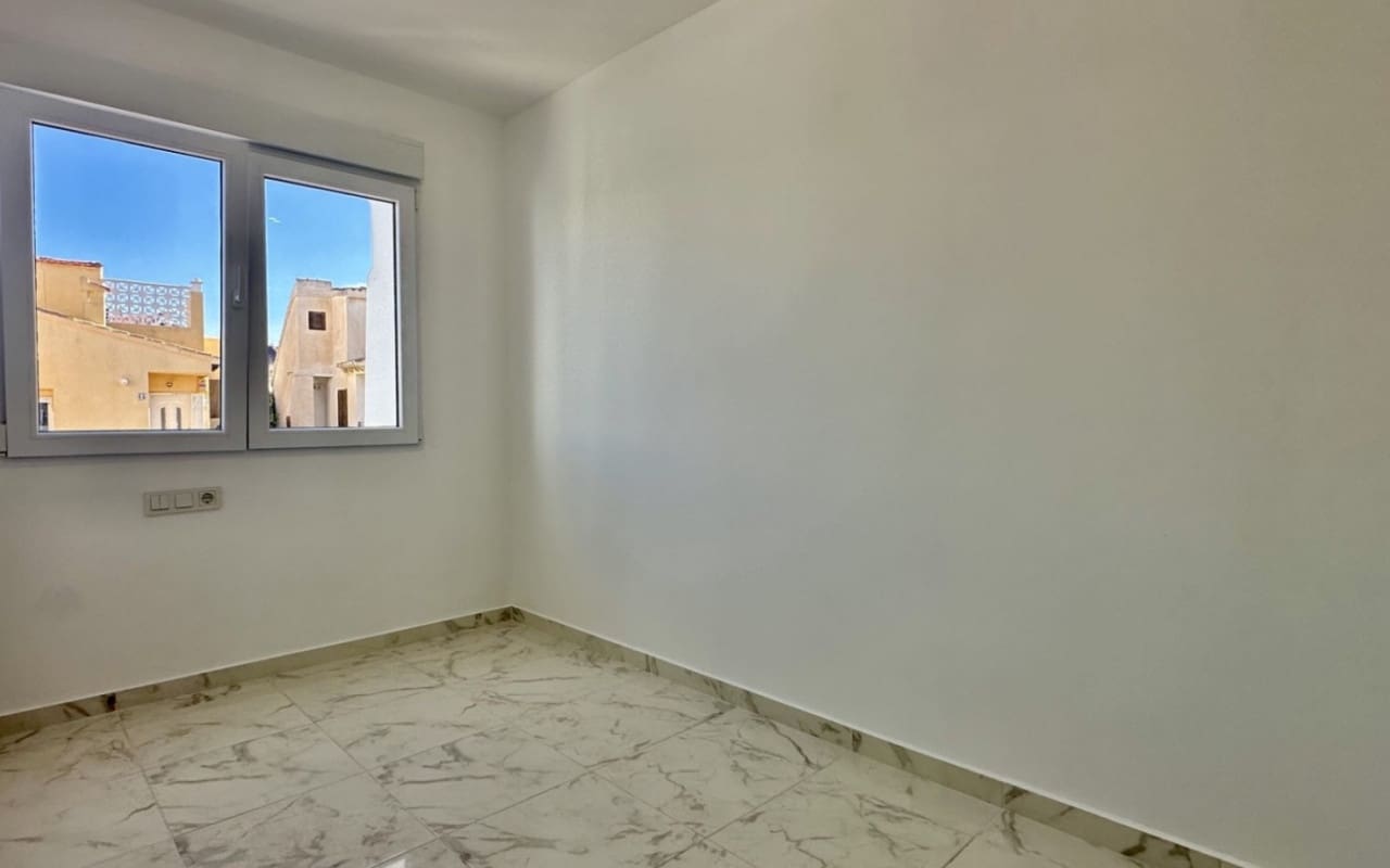 3 Zimmer Haus zu verkaufen in Torrevieja mit Pool - 229.000 € (Ref: 9927841)