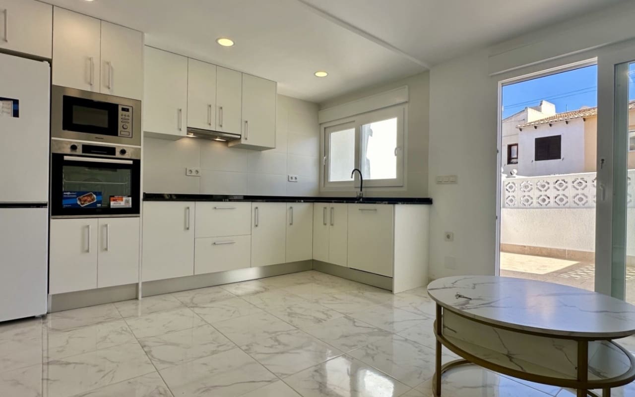 3 Zimmer Haus zu verkaufen in Torrevieja mit Pool - 229.000 € (Ref: 9927841)