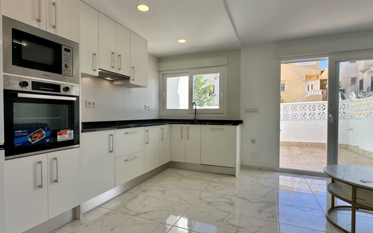 3 Zimmer Haus zu verkaufen in Torrevieja mit Pool - 229.000 € (Ref: 9927841)