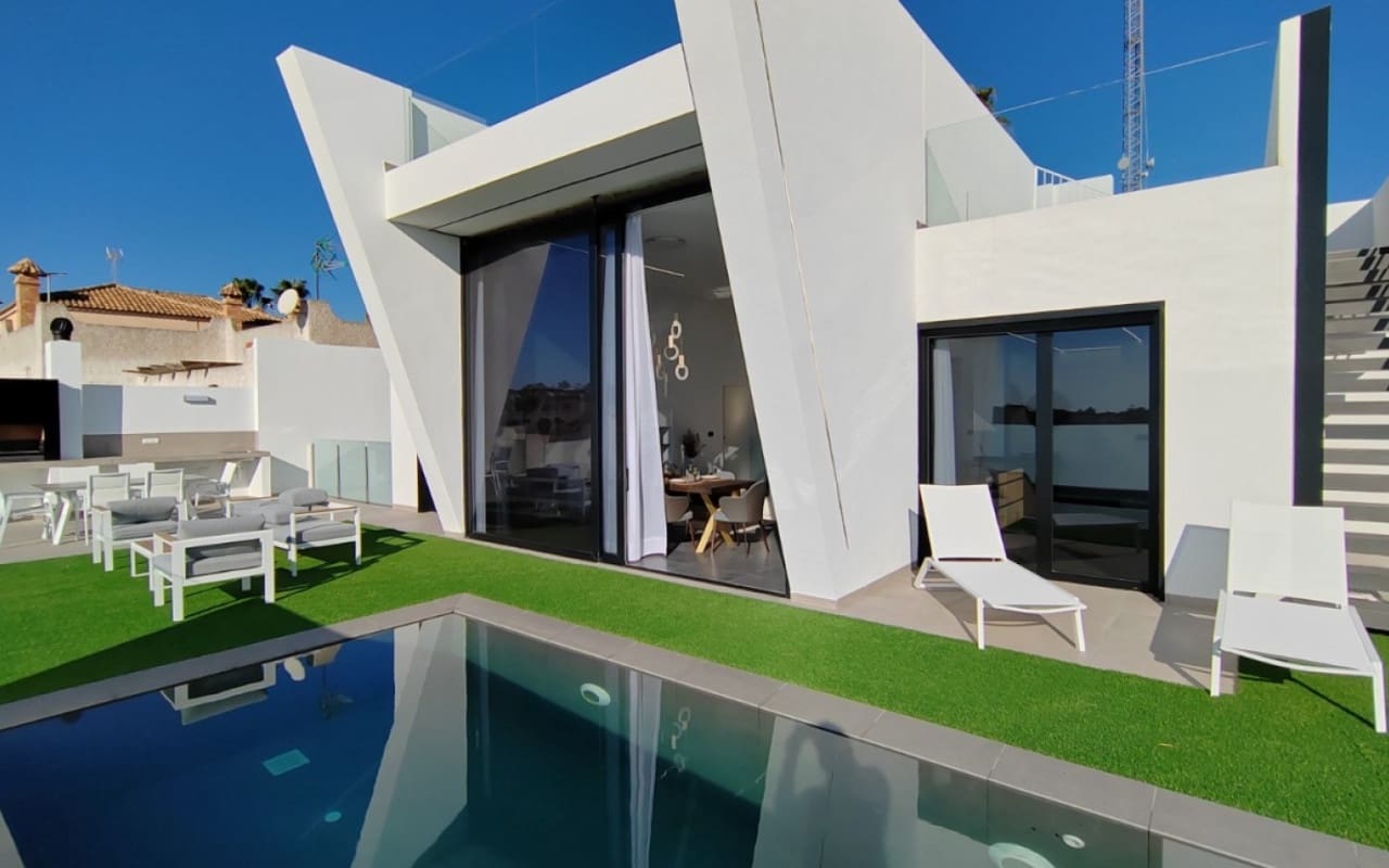 3 chambre Villa/Maison à vendre à Torrevieja avec piscine - 750 000 € (Ref: 9927842)