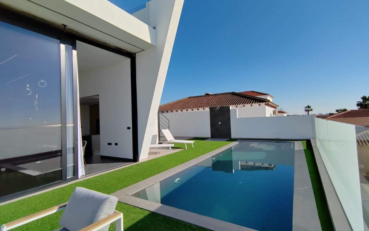3 chambre Villa/Maison à vendre à Torrevieja avec piscine - 750 000 € (Ref: 9927842)